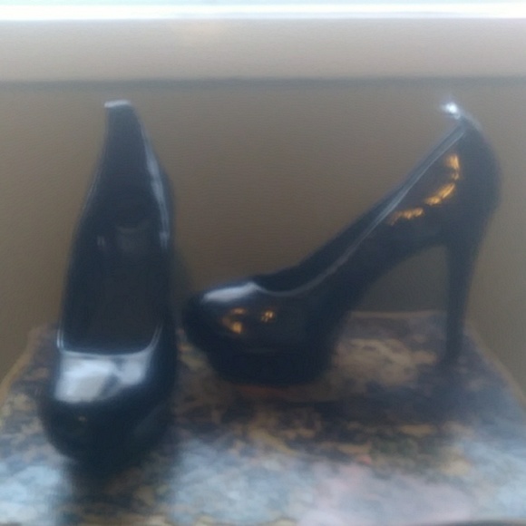 Gently used shoes - Picture 3 of 7